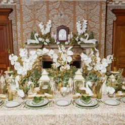 Discount Mrs. Alice Merry & Bright Tablecloth